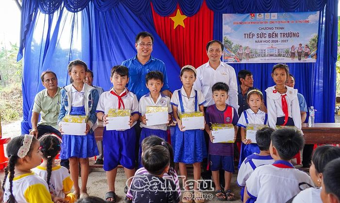 Ông Đặng Văn Diện, Phó Giám đốc Khách sạn Phú Cường (áo trắng), cùng anh Nguyễn Minh Thái, Bí thư Xã đoàn Tân Tiến, trao quà cho những hoàn cảnh đặc biệt.