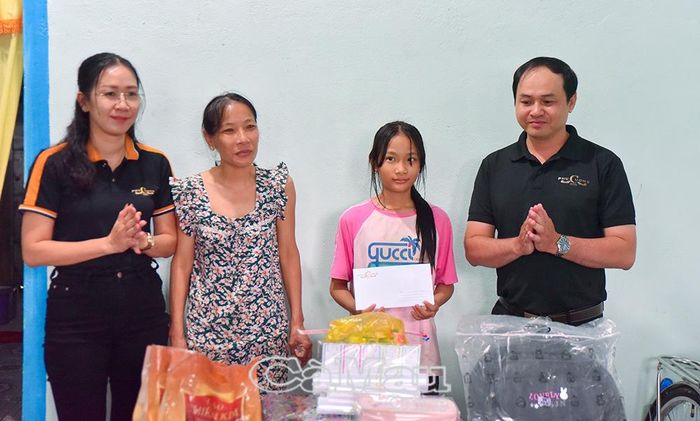 Mỗi học sinh được Chi đoàn Báo và phát thanh, truyền hình Cà Mau, Xã đoàn Thới Bình kết nối Khách sạn Phú Cường hỗ trợ 5 triệu đồng.