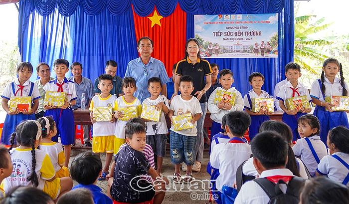 Đoàn trao 100 suất quà cho học sinh có hoàn cảnh khó khăn, động viên các em tiếp tục cố gắng học tập.