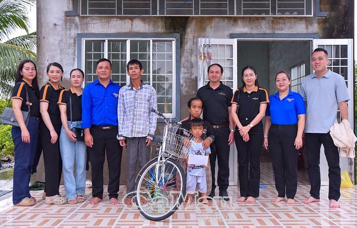 Đoàn trao xe đạp và phần quà hỗ trợ gia đình em Nguyễn Văn Huy, Ấp 4, xã Thới Bình.