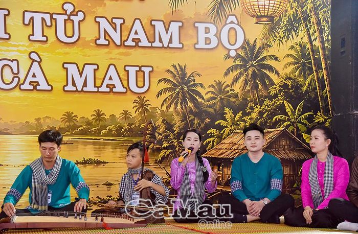 Các nghệ nhân, tài tử Cà Mau làm say đắm trái tim người mộ điệu bằng tiếng đờn, lời ca ngọt ngào.