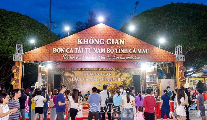 Không gian Đờn ca tài tử của Cà Mau níu chân khán giả đến thưởng thức.
