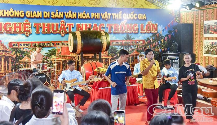 Du khách giao lưu với các nghệ nhân biểu diễn nhạc Trống lớn của đồng bào Khmer Cà Mau.
