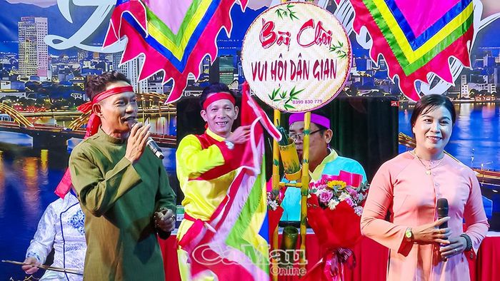 Các nghệ sĩ, diễn viên đến từ TP. Đà Nẵng trình diễn nghệ thuật Bài chòi phục vụ khán giả.