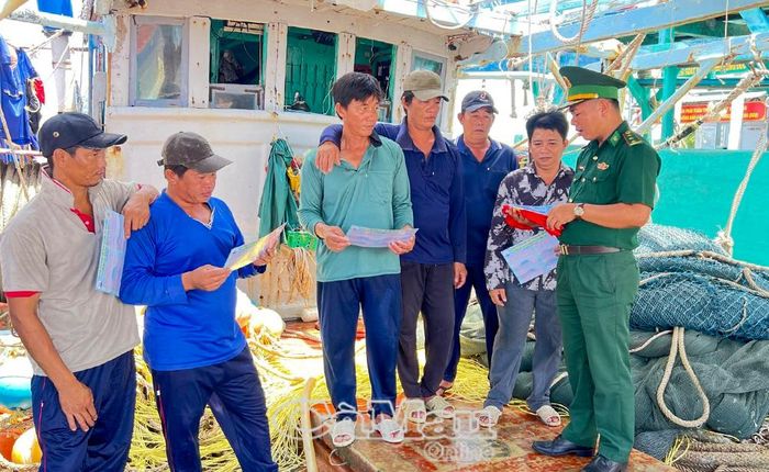 Cán bộ Đồn Biên phòng Sông Đốc kết hợp tuyên truyền về chống khai thác hải sản bất hợp pháp, không báo cáo và không theo quy định cho ngư dân.