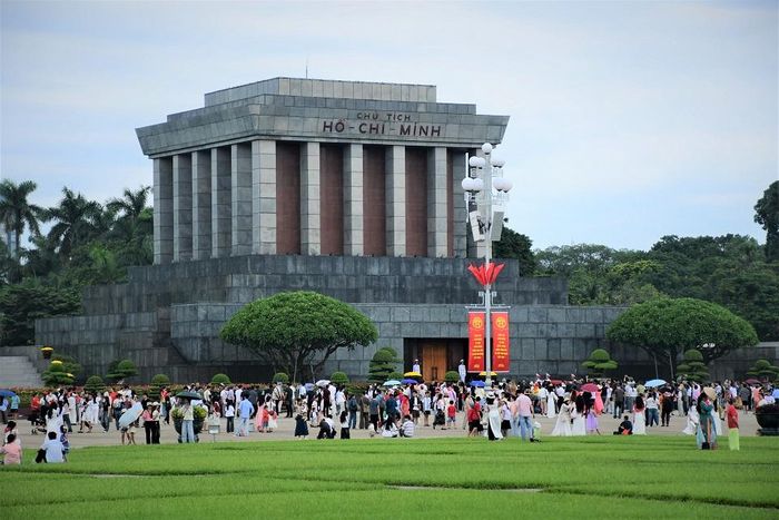Đông đảo người dân và du khách tìm về Quảng trường Ba Đình lịch sử trong những ngày nghỉ lễ Quốc khánh 2/9.