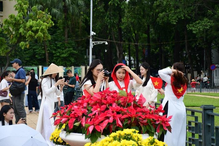 Các bạn trẻ tranh thủ lưu lại những khoảnh khắc đáng nhớ trước Lăng Chủ tịch Hồ Chí Minh.