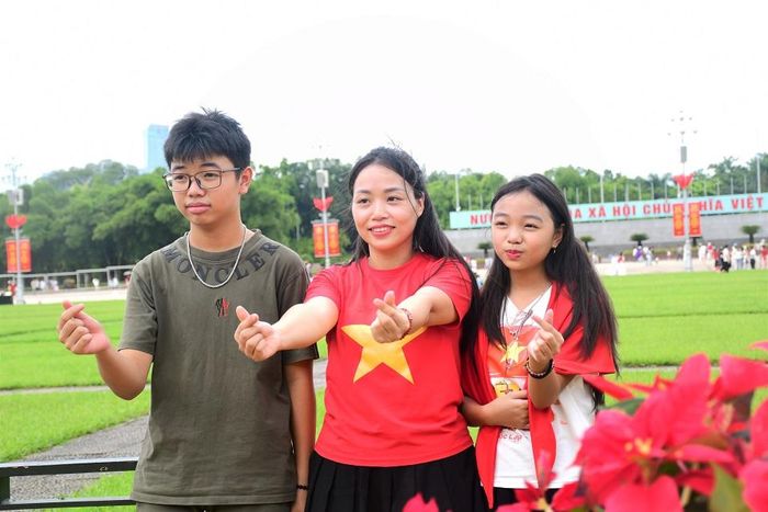 Các gia đình đưa con nhỏ đến tham quan, chụp ảnh và lưu giữ những khoảnh khắc đáng nhớ tại Quảng trường Ba Đình.