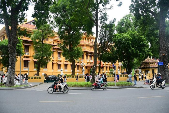 Khu vực trước trụ sở Bộ Ngoại giao thu hút nhiều bạn trẻ đến tham quan và chụp ảnh lưu niệm.