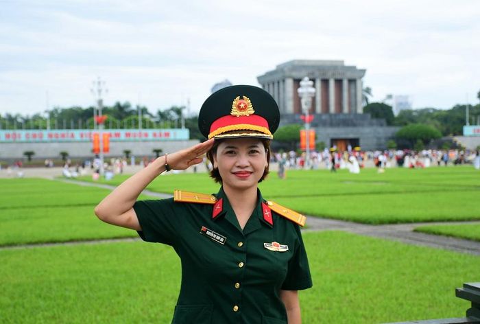 Những khoảnh khắc đời thường tạo nên một không khí đặc biệt tại Quảng trường Ba Đình trước ngày Quốc khánh.