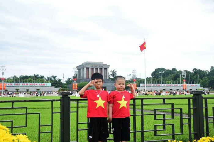 Các em nhỏ tạo dáng trước Quảng trường Ba Đình.