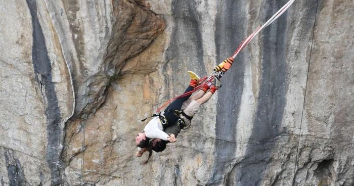 Nhảy bungee là hoạt động mạo hiểm, trong đó người tham gia nhảy từ vị trí trên cao và được gắn với dây đàn hồi. Ảnh minh họa