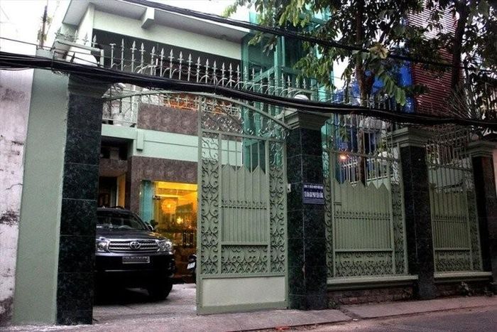 Tổng quan bên ngoài căn biệt thự sang trọng tọa lạc tại quận Phú Nhuận (TP.HCM) của NSND Kim Cương. Cơ ngơi gây ấn tượng với hệ thống cổng rào kiên cố và chiếc thang máy kính hiện đại được lắp đặt bên ngoài để thuận tiện cho việc di chuyển.