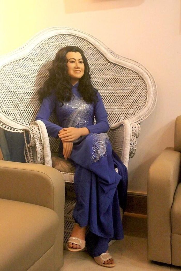 Bức tượng sáp được tạc mô phỏng chân dung NSND Kim Cương thời trẻ trong tà áo dài xanh thướt tha. Bức tượng được đặt trang trọng trên chiếc ghế mây lớn tại phòng khách như một hoài niệm về thời kỳ hoàng kim.