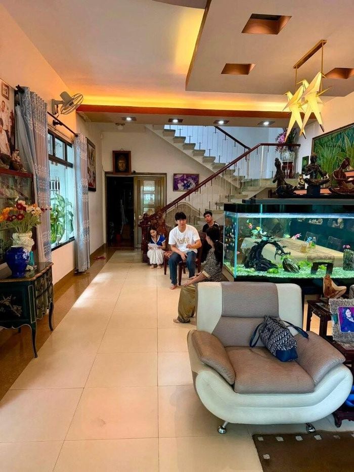 Khu vực tiếp khách được bố trí hồ cá thủy sinh sinh động cùng bộ sofa êm ái, mang lại cảm giác thư thái. Đây là nơi nữ nghệ sĩ gạo cội thường quây quần, trò chuyện cùng con cháu và đồng nghiệp thân thiết.