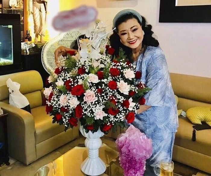 Nhìn lại chặng đường cuộc đời đã qua, nữ nghệ sĩ từng bộc bạch đầy chiêm nghiệm: "Tôi có mấy bệnh vặt như thể Trời Phật nhắc rằng rồi ai cũng phải đi đến đoạn cuối. Điều quan trọng là tôi đã sống vuông tròn đến cuối đời: Hiếu với mẹ; đóng góp cho nghề chút đỉnh; để lại vài vai, vài tuồng… âu cũng đủ với một người phụ nữ".