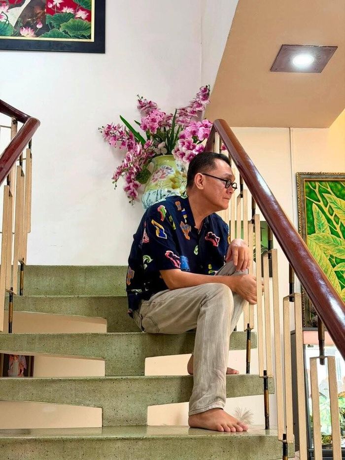 NSƯT Hữu Châu trầm ngâm ngồi trên bậc cầu thang trong ngôi nhà mà anh từng đặt chân đến từ khi mới 20 tuổi. Khung cảnh gợi lên biết bao hoài niệm về tình thầy trò, đồng nghiệp trong làng kịch nói TP.HCM.