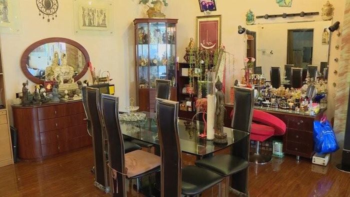 Bàn trưng bày nước hoa, mỹ phẩm cùng các bức tượng nhỏ được sắp xếp ngăn nắp, tinh tế. Góc nhỏ này thể hiện sự chỉn chu và gu thẩm mỹ tinh tế của nữ chủ nhân gạo cội.