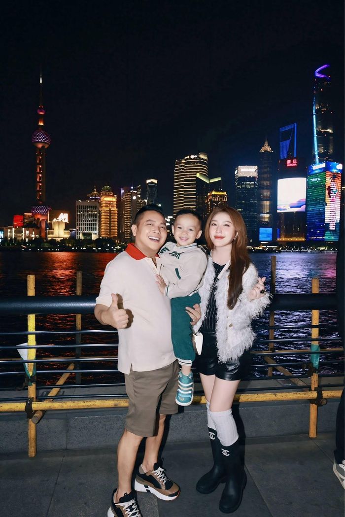 Cô nàng thoải mái vi vu du lịch cùng chồng con.