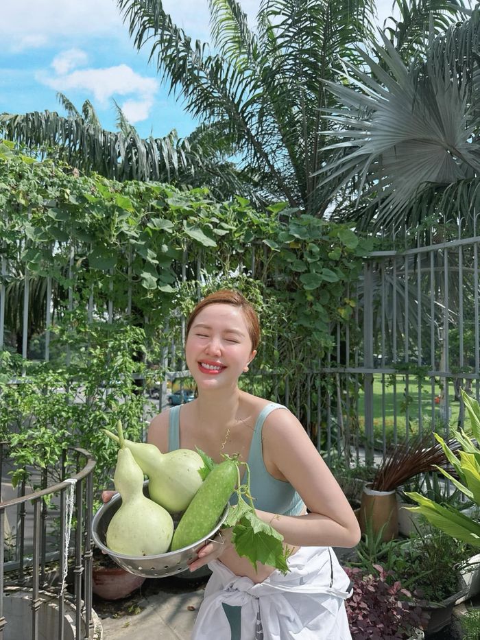 Không gian xanh này trở thành một trong những góc được nữ ca sĩ yêu thích trong ngôi nhà.