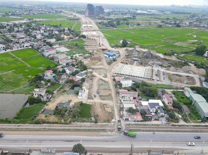 Dự án cao tốc Ninh Bình - Hải Phòng, đoạn qua tỉnh Ninh Bình dài 25,3 km, tổng mức đầu tư 6.865 tỷ đồng, đang được triển khai thi công với mục tiêu hoàn thành trong năm 2026. Ảnh: Báo Lâm Đồng