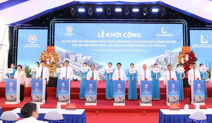 Các đồng chí lãnh đạo Trung ương và thành phố Hải Phòng thực hiện nghi lễ bấm nút khởi công Dự án Đầu tư xây dựng khu chức năng dịch vụ thuộc Khu công nghiệp Đại An mở rộng (nhà lưu trú cho công nhân, chuyên gia) tháng 6/2026. Ảnh: Lê Dũng/ Cổng TTĐT TP Hải Phòng