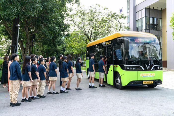 Chuyến School Bus đầu tiên đón các em học sinh trường Trung học Vinschool The Harmony (Hà Nội). Ảnh: Vinbus.vn