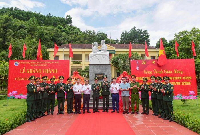 Tượng đài “Bác Hồ với chiến sĩ Biên phòng” với chủ đề “Nghe lời non nước” được xây dựng trong khuôn viên trung tâm Đồn Biên phòng Pò Hèn.