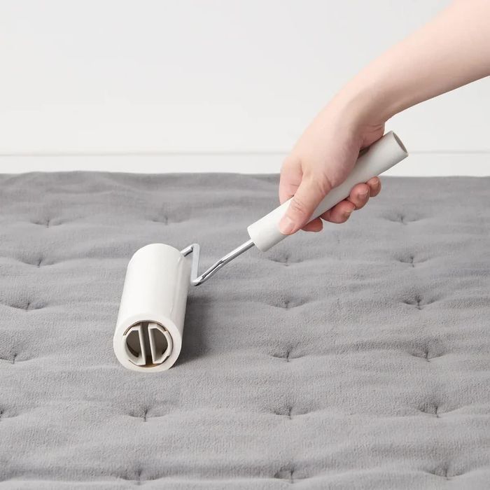 Một cây lăn bụi nhỏ có thể xử lý nhanh những thứ này mà không cần chuẩn bị nhiều dụng cụ