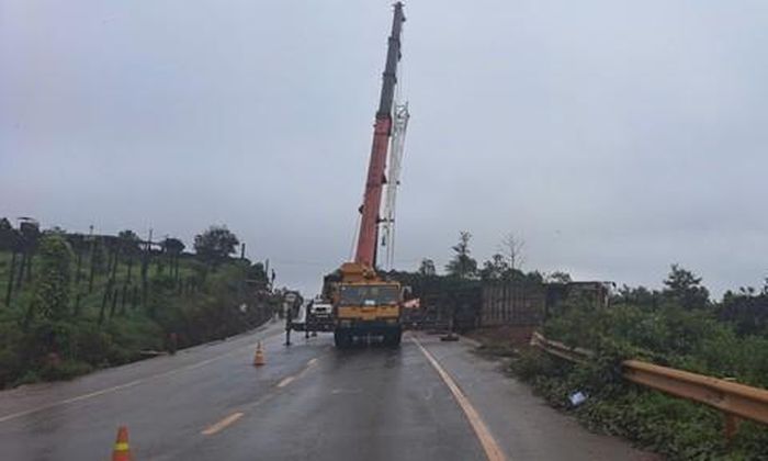 Các đơn vị đang cẩu chiếc xe khách gặp nạn.