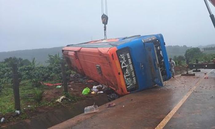 Chiếc xe khách bị lật nghiêng bên vệ đường.