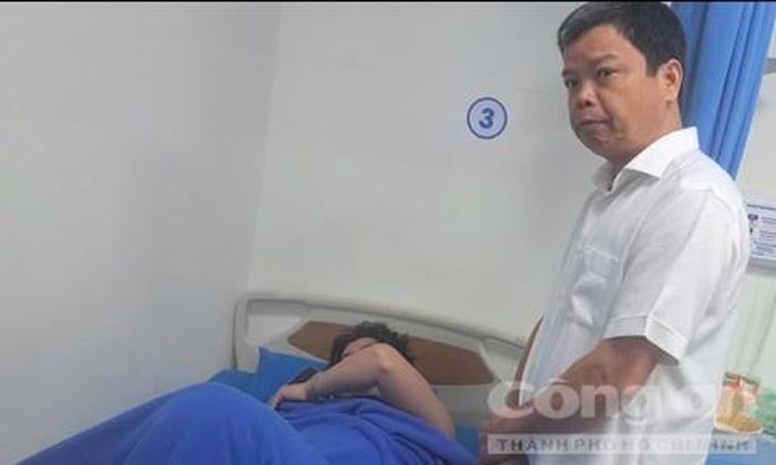 Ông Nguyễn Hữu Quế - Phó Chủ tịch UBND tỉnh Gia Lai thăm hỏi, động viên các nạn nhân tại Bệnh viên Hùng Vương Gia Lai.