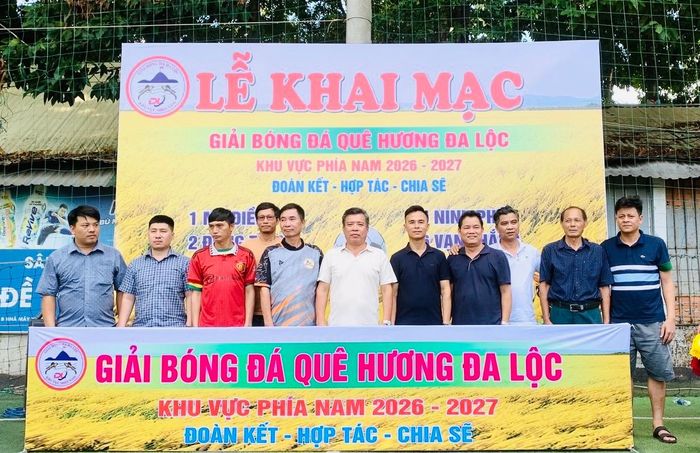 Ban tổ chức cùng các đại biểu chụp hình lưu niệm