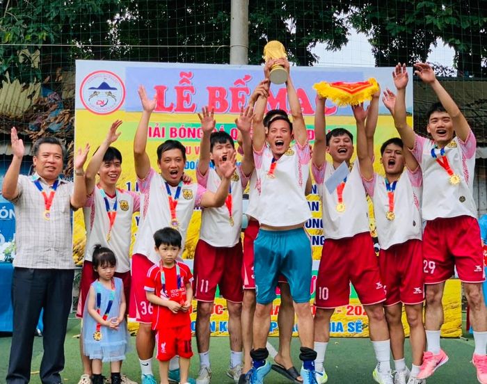 Niềm vui của đội bóng đoạt chức vô địch