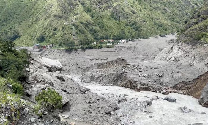 Quang cảnh tan hoang khu vực chịu lũ quét ở Nepal - Ảnh: Reuters