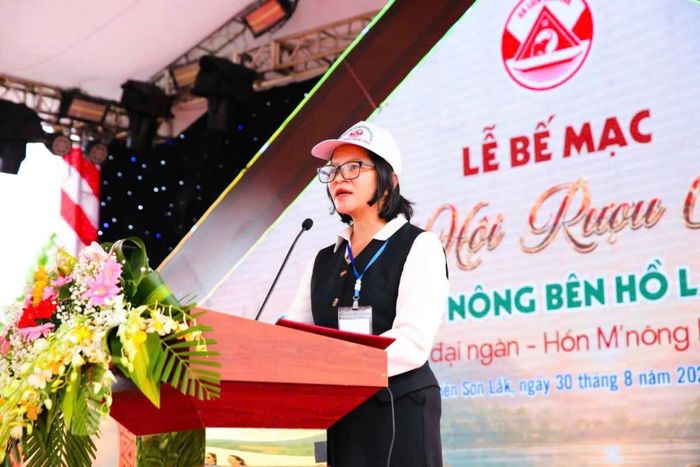  Bà Sầm Thị Vân, Trưởng Phòng Văn hóa – Xã hội xã Liên Sơn Lắk, phát biểu tại lễ bế mạc. 