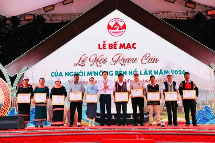  Ban Tổ chức trao giải cho các cá nhân đạt thành tích tại Hội thi Rượu cần trong khuôn khổ Lễ hội Rượu cần của người M’nông bên hồ Lắk năm 2026. 