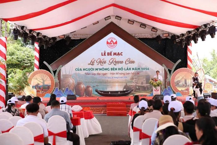  Quang cảnh lễ bế mạc Lễ hội Rượu cần của người M’nông bên hồ Lắk năm 2026. 