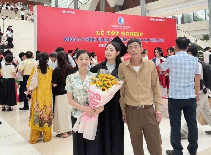 Thanh Xuân cùng gia đình tại lễ tốt nghiệp Đại học Luật Hà Nội tháng 7/2026.
