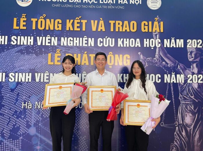 Thanh Xuân (trái, ngoài cùng) nhận giải cuộc thi về nghiên cứu khoa học sinh viên.