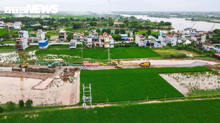 Sau quá trình tuyên truyền, vận động và hoàn thiện các phương án bồi thường, hỗ trợ, hai địa phương đã bàn giao hơn 9.680m² mặt bằng sạch cho nhà thầu, tạo điều kiện để dự án đẩy nhanh các mũi thi công.