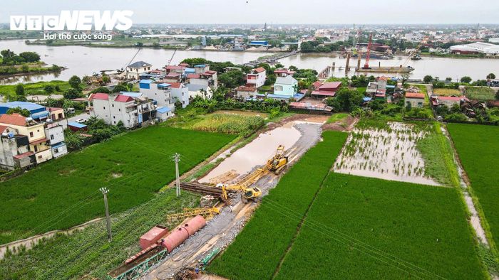 Trước khi bước vào giai đoạn thi công các hạng mục chính, dự án từng gặp khó khăn trong công tác giải phóng mặt bằng do liên quan đến đất ở, đất nông nghiệp và nhiều hộ dân. Tại xã Nghĩa Hưng và Ninh Cường, tổng diện tích đất bị ảnh hưởng hơn 44.000m², liên quan đến hơn 140 hộ dân, tổ chức.