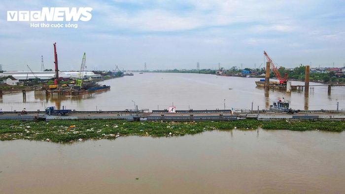 Trong khi cầu phao Ninh Cường vẫn đang phục vụ người dân và phương tiện qua sông, những trụ cầu mới đã dần hiện lên giữa dòng Ninh Cơ. Dự án có tổng chiều dài khoảng 1,65km, trong đó phần cầu dài 892,2m, kết nối xã Nghĩa Hưng và xã Ninh Cường (tỉnh Ninh Bình) tạo tuyến giao thông thuận lợi hơn giữa hai bờ sông Ninh Cơ.