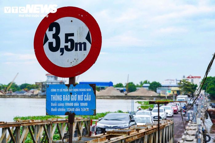 Trong thời gian chờ cầu mới hoàn thành, cầu phao Ninh Cường vẫn là tuyến qua sông chính của người dân và phương tiện. Cầu được kéo mở 2 lần mỗi ngày, từ 9h - 10h và 15h - 16h, để tàu, thuyền lưu thông trên sông Ninh Cơ, sau đó được kéo lại để phương tiện đường bộ qua sông.