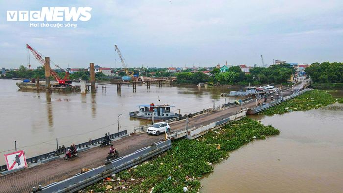 Để xây dựng phần cầu dài gần 900m, các nhà thầu phải triển khai nhiều thiết bị chuyên dụng trên mặt nước, trong đó có hệ thống sà lan, cần cẩu và máy móc phục vụ thi công móng, trụ cầu.
