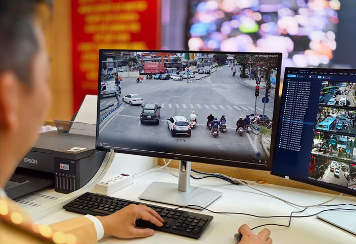 CSGT theo dõi phương tiện vi phạm qua hệ thống camera.
