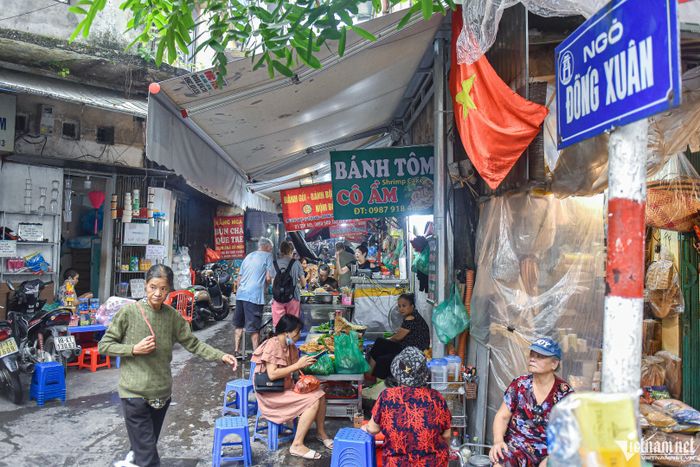 Ngõ Đồng Xuân chỉ dài khoảng 200m. (Ảnh: Vietnamnet)