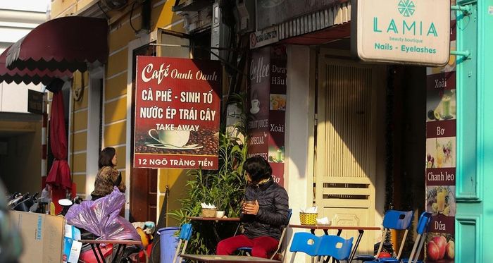 Ngõ Tràng Tiền tập trung nhiều cửa hàng ăn uống nhưng vẫn khá sạch sẽ. (Ảnh: VOVgiaothong)