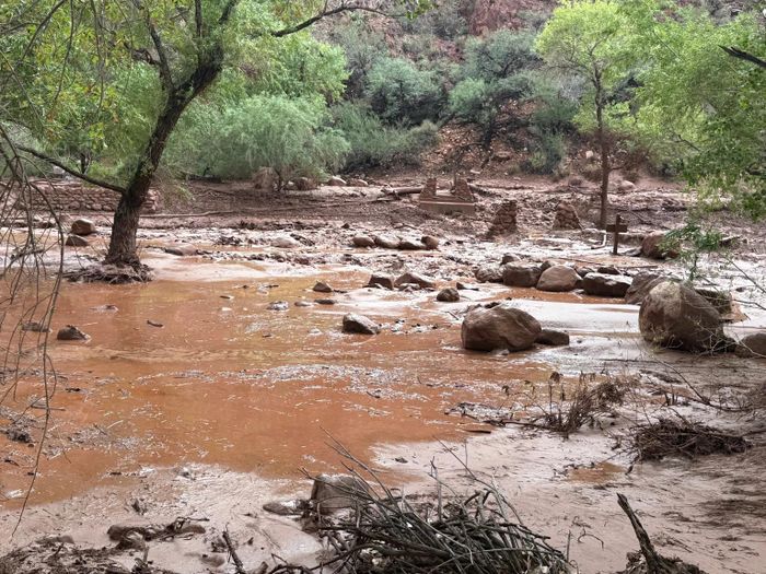 Lũ quét cuốn trôi bùn đất ở Công viên quốc gia Grand Canyon. (Ảnh: AP)