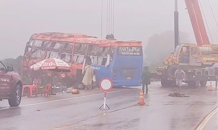 Chiếc xe khách được cẩu lên. (Ảnh: L.K)